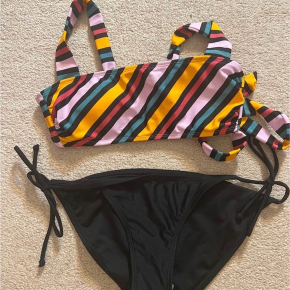 Bikini - Picture 3 of 4